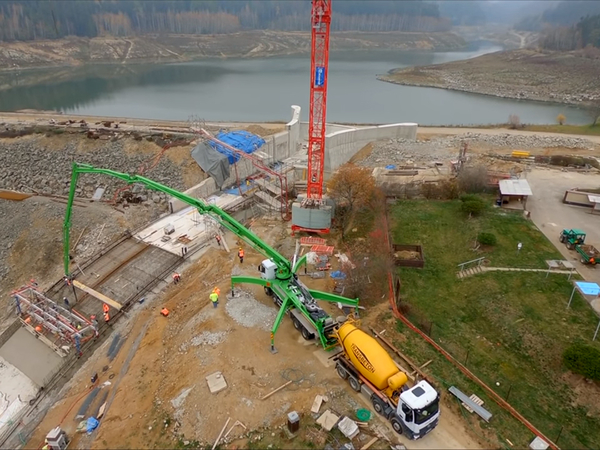Betonáž spadiště přehrady, vodní dílo Boskovice – dron